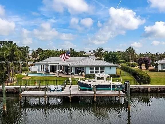 Recently Sold: $2,985,000 (4 beds, 3 baths, 2925 Square Feet)