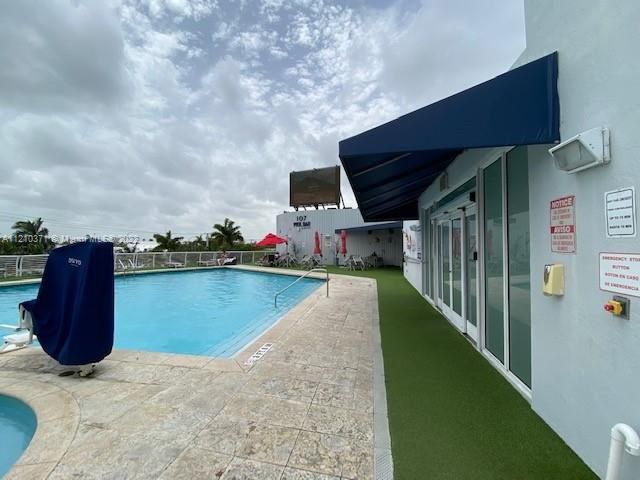 Nuvo Pool & Bar Level