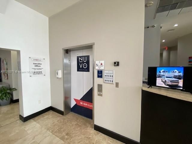 Nuvo Lobby Elevator to Mezzanine & Pool level´s