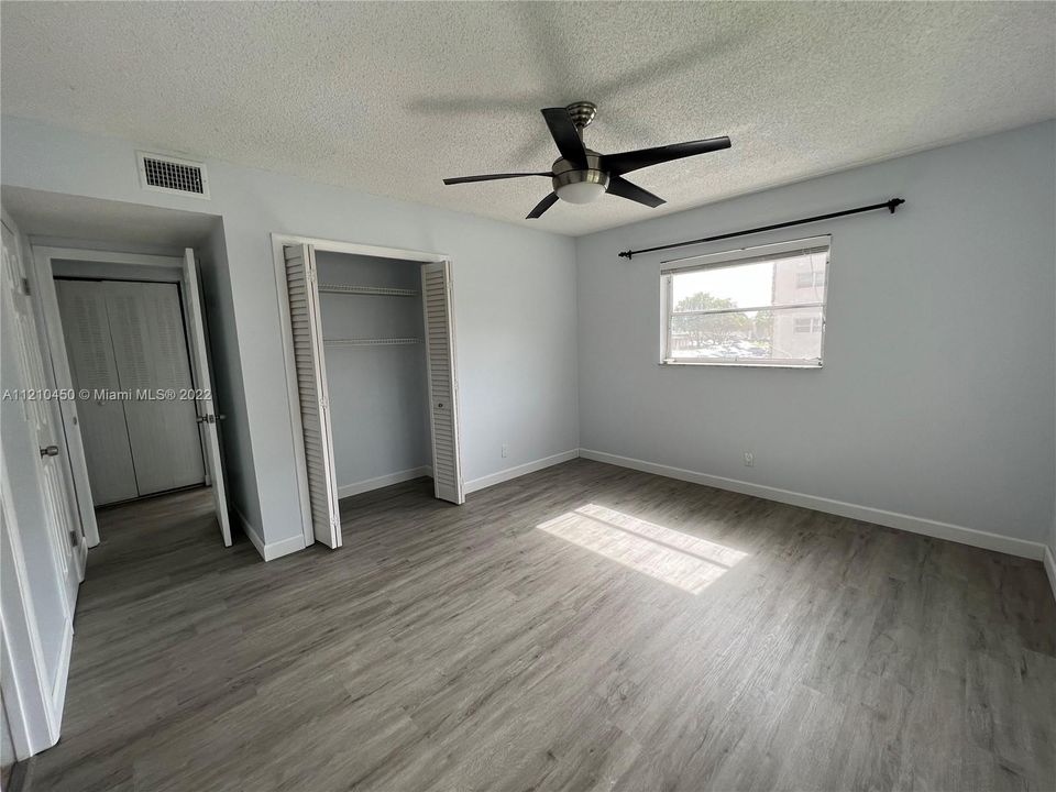 Recently Sold: $185,000 (2 beds, 2 baths, 1021 Square Feet)