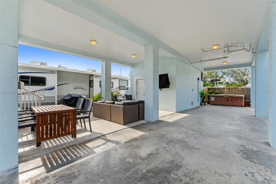 Recently Sold: $793,000 (3 beds, 2 baths, 984 Square Feet)