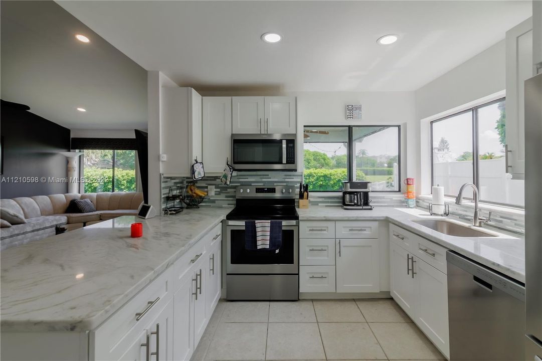 Recently Sold: $450,000 (3 beds, 2 baths, 1369 Square Feet)