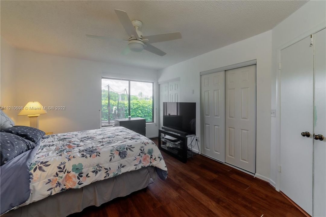 Recently Sold: $450,000 (3 beds, 2 baths, 1369 Square Feet)