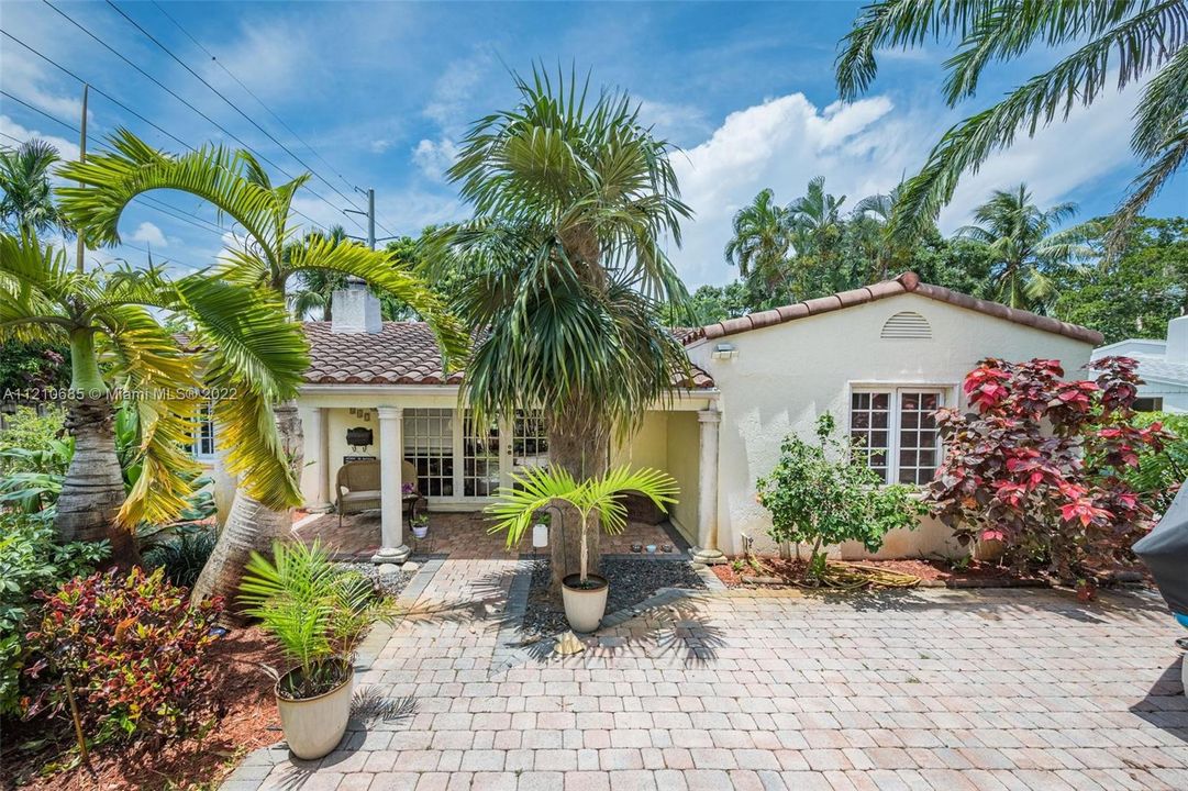 Recently Sold: $849,000 (3 beds, 2 baths, 1669 Square Feet)