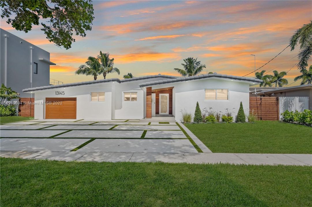 Recently Sold: $3,200,000 (3 beds, 2 baths, 2037 Square Feet)