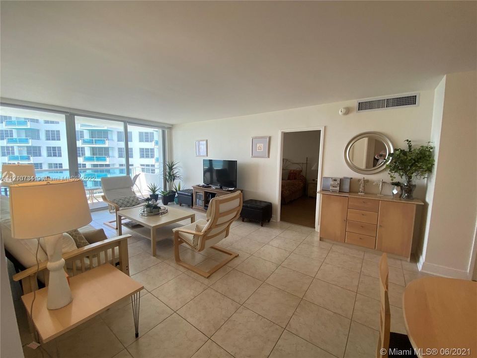 Recently Sold: $820,000 (2 beds, 2 baths, 1030 Square Feet)