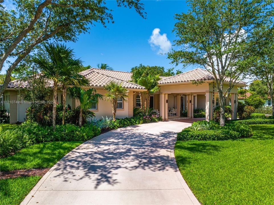 Recently Sold: $5,150,000 (6 beds, 5 baths, 6513 Square Feet)