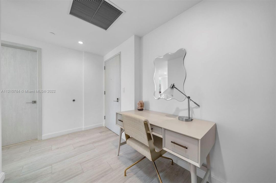 Recently Sold: $750,000 (2 beds, 2 baths, 926 Square Feet)