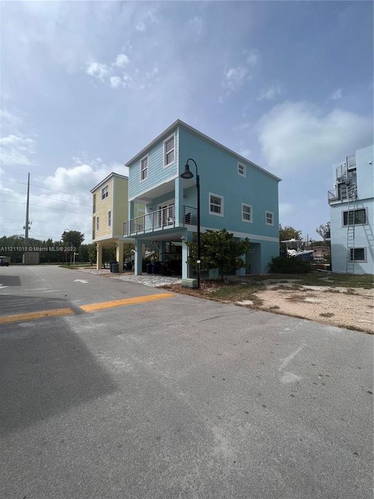 Recently Sold: $920,000 (3 beds, 2 baths, 1430 Square Feet)