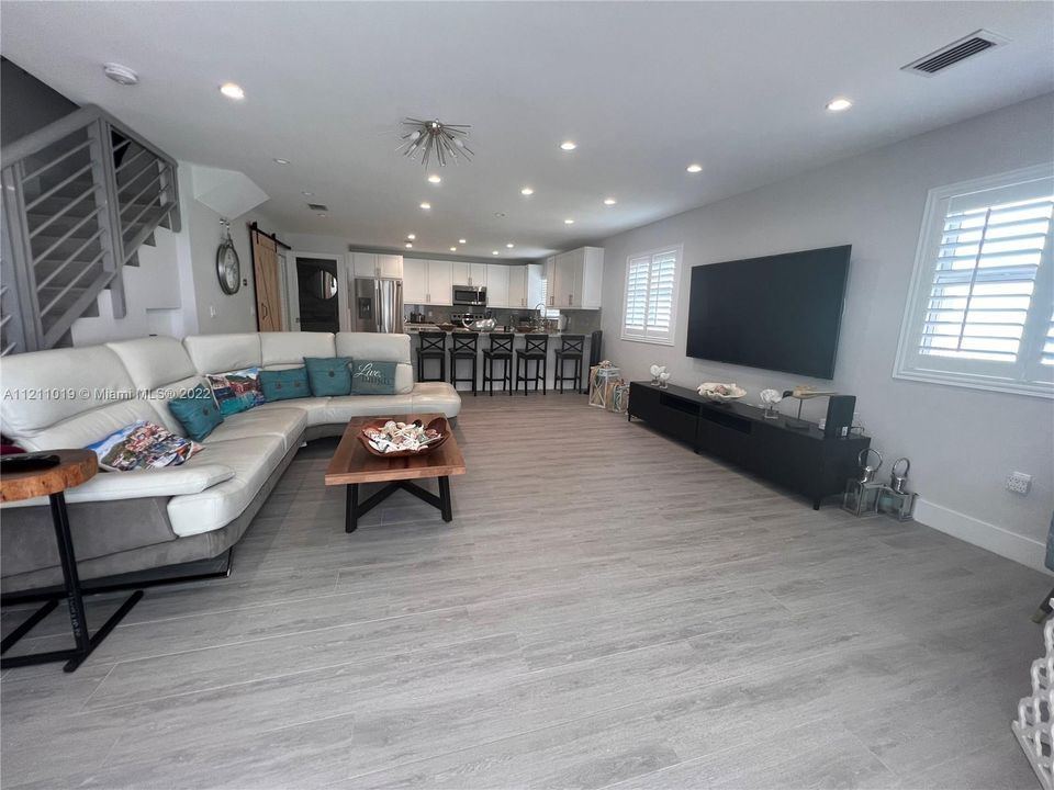 Recently Sold: $920,000 (3 beds, 2 baths, 1430 Square Feet)