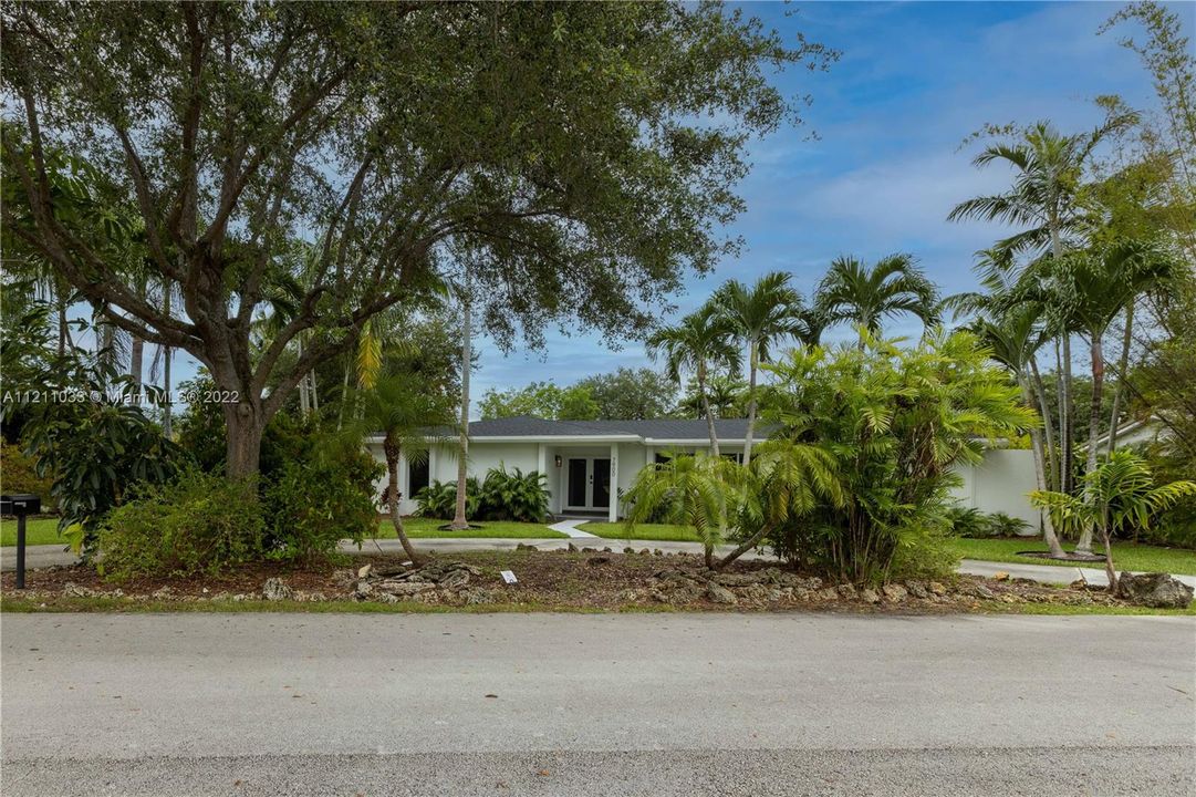 Recently Sold: $1,000,000 (4 beds, 2 baths, 1996 Square Feet)