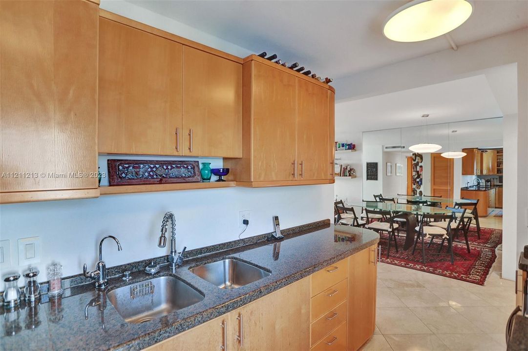Recently Sold: $795,000 (2 beds, 2 baths, 984 Square Feet)