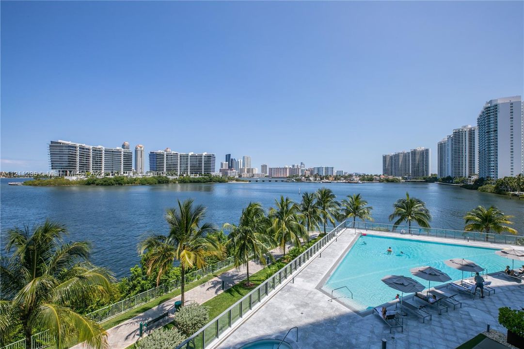 Recently Sold: $3,600,000 (4 beds, 6 baths, 3801 Square Feet)