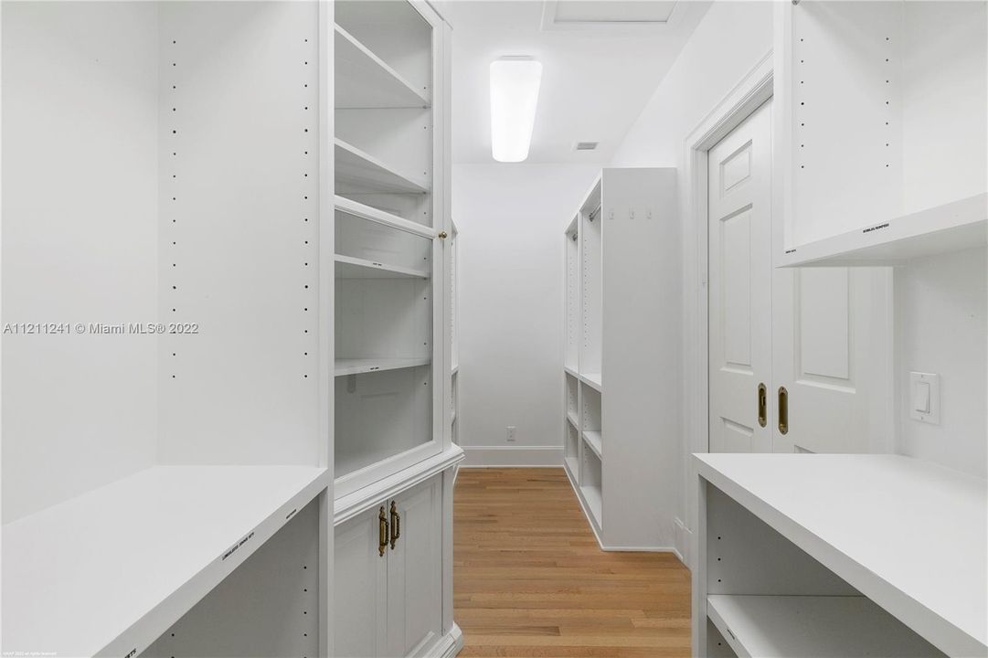 Walk-in-closet