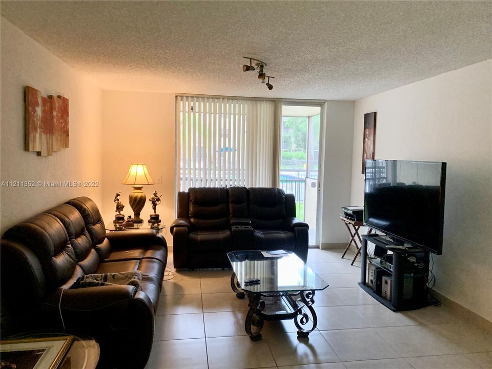 Recently Sold: $245,000 (1 beds, 1 baths, 810 Square Feet)