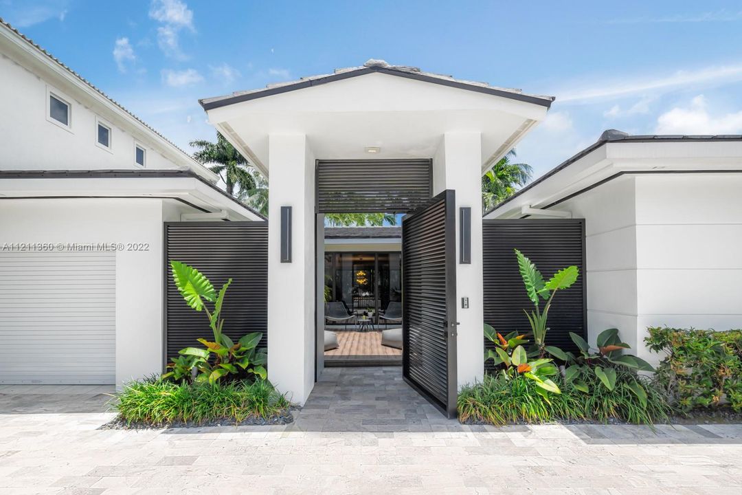 Recently Sold: $4,400,000 (4 beds, 3 baths, 2921 Square Feet)