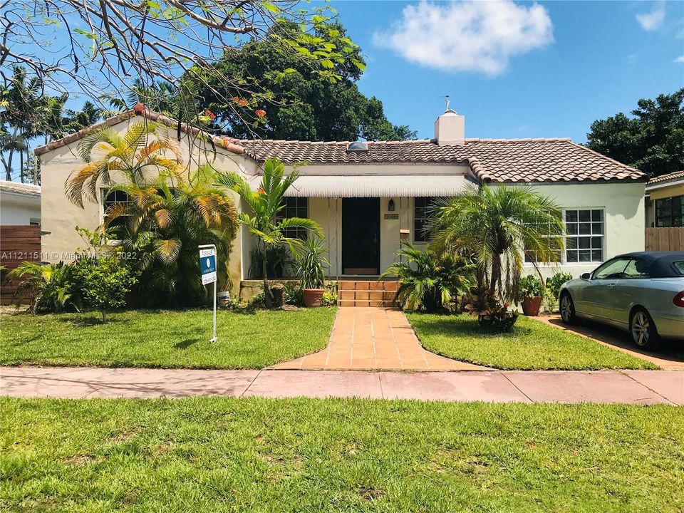 Recently Sold: $850,000 (3 beds, 2 baths, 1644 Square Feet)