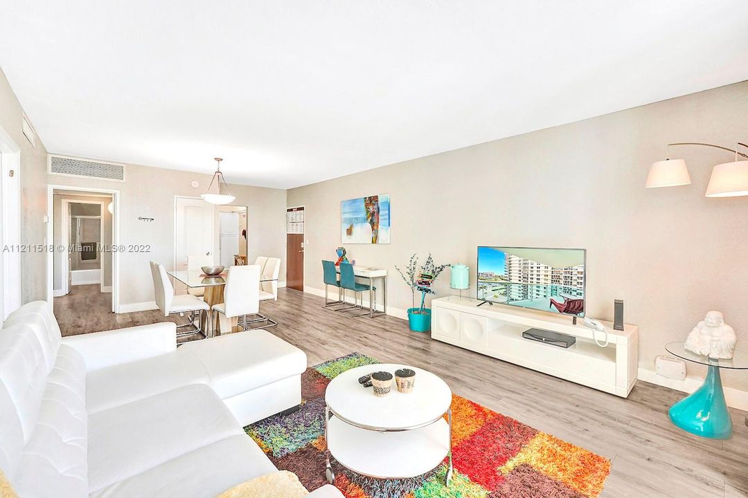 Recently Sold: $750,000 (2 beds, 2 baths, 1173 Square Feet)