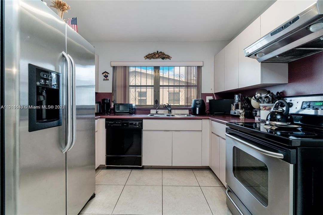 Vendido Recientemente: $950,000 (7 camas, 4 baños, 3420 Pies cuadrados)