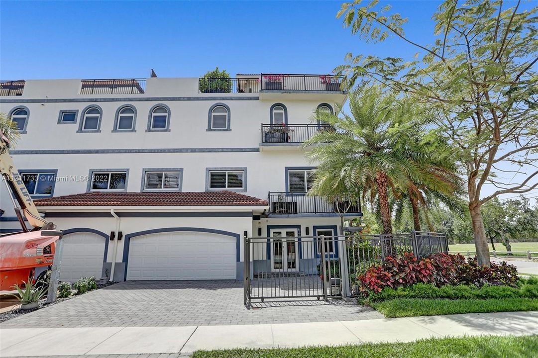 Recently Sold: $1,100,000 (3 beds, 3 baths, 2447 Square Feet)