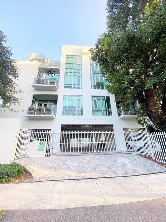 Recently Sold: $575,000 (1 beds, 1 baths, 681 Square Feet)