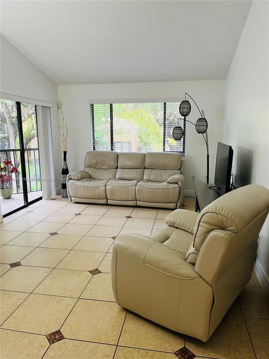 Recently Sold: $325,000 (2 beds, 2 baths, 1090 Square Feet)