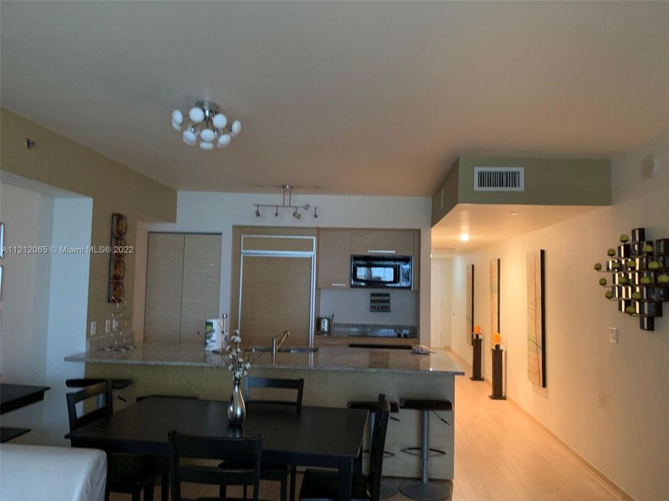 Recently Sold: $640,000 (1 beds, 1 baths, 811 Square Feet)