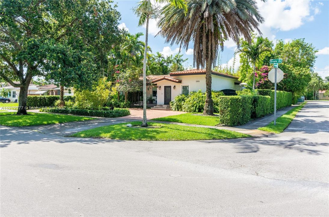 Recently Sold: $899,000 (4 beds, 3 baths, 2664 Square Feet)