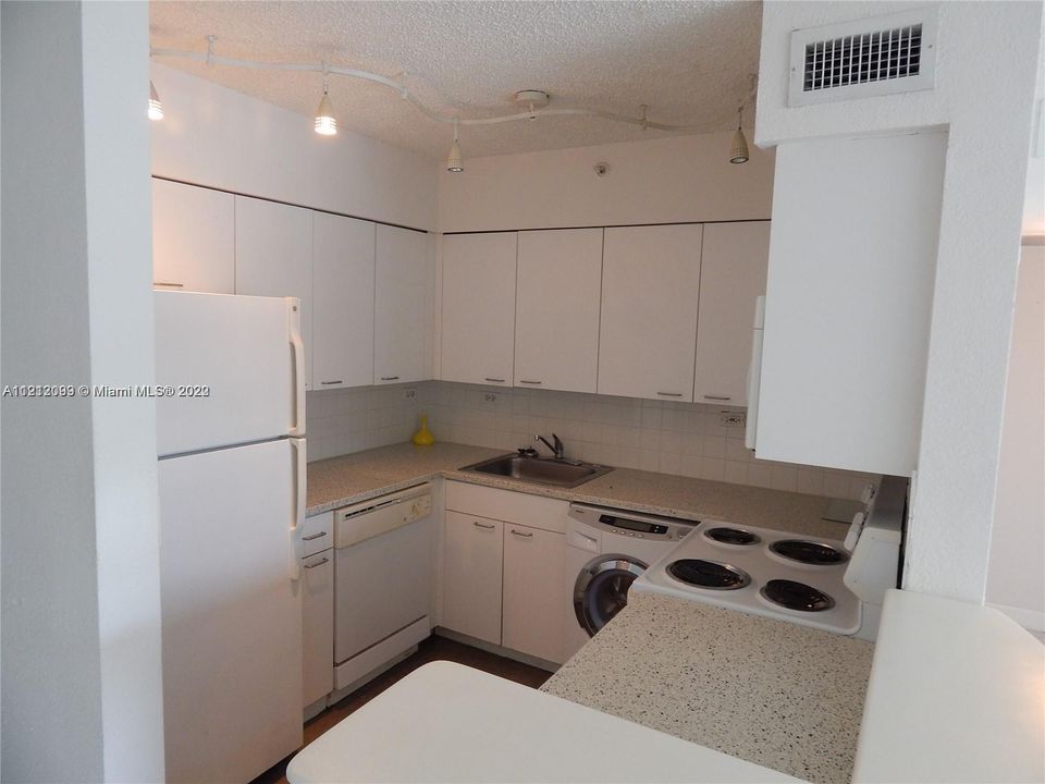 Recently Rented: $2,800 (1 beds, 1 baths, 788 Square Feet)