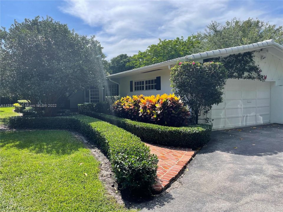 Recently Sold: $3,250,000 (4 beds, 3 baths, 3925 Square Feet)