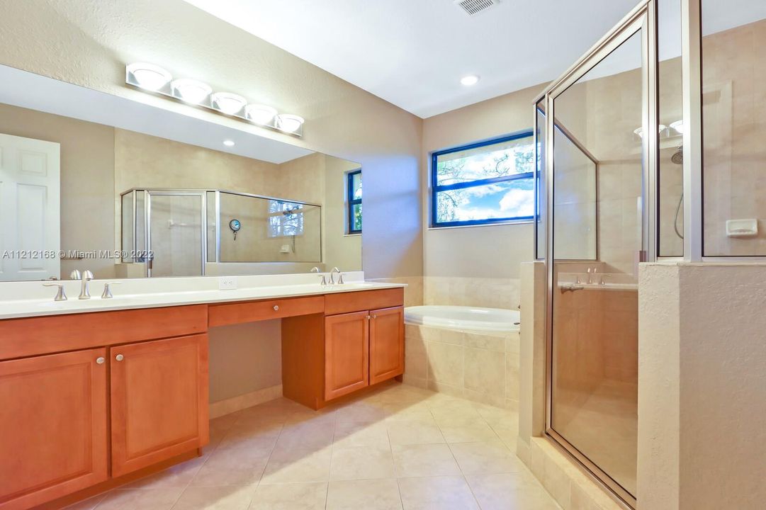 Owners EnSuite with Shower and Tub