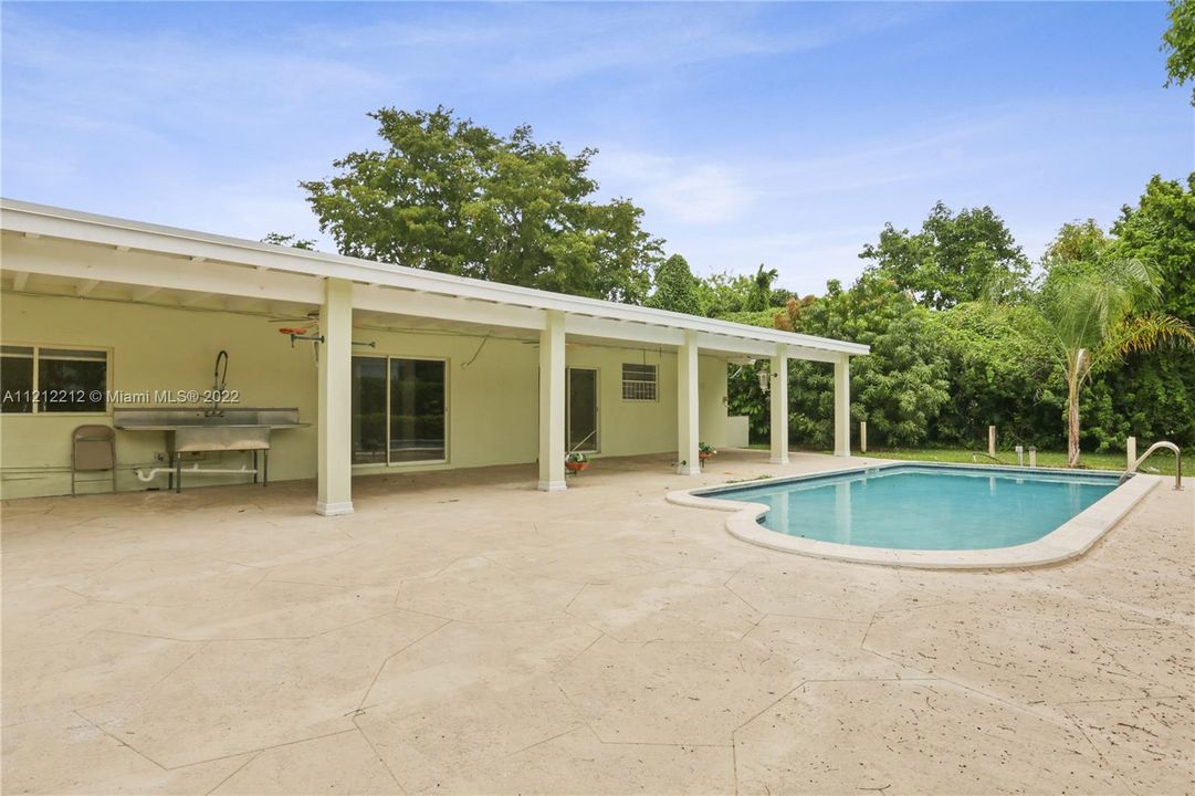 Recently Sold: $1,000,000 (3 beds, 2 baths, 1935 Square Feet)