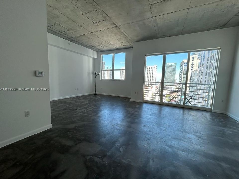 Active With Contract: $369,000 (1 beds, 1 baths, 651 Square Feet)