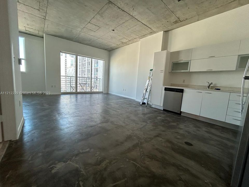 Active With Contract: $369,000 (1 beds, 1 baths, 651 Square Feet)