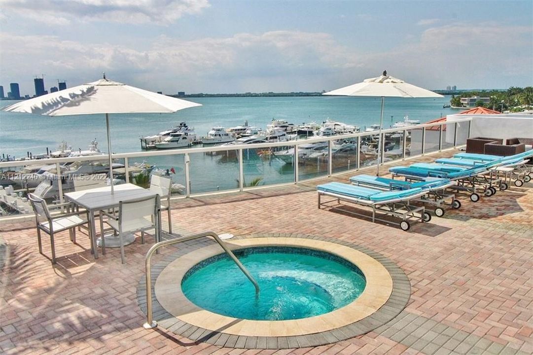 Enjoy a bayside salt water pool with resort style furniture, a separate quiet tanning area, a hot tub, and some of the best views in Miami.