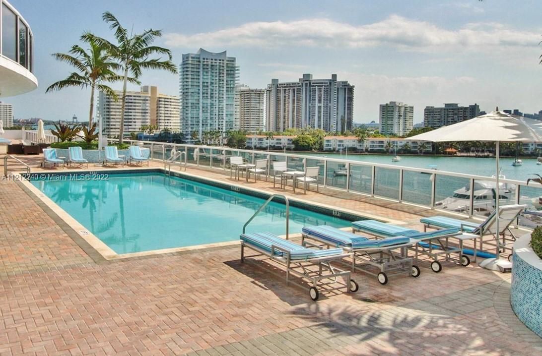 Enjoy a bayside salt water pool with resort style furniture, a separate quiet tanning area, a hot tub, and some of the best views in Miami.