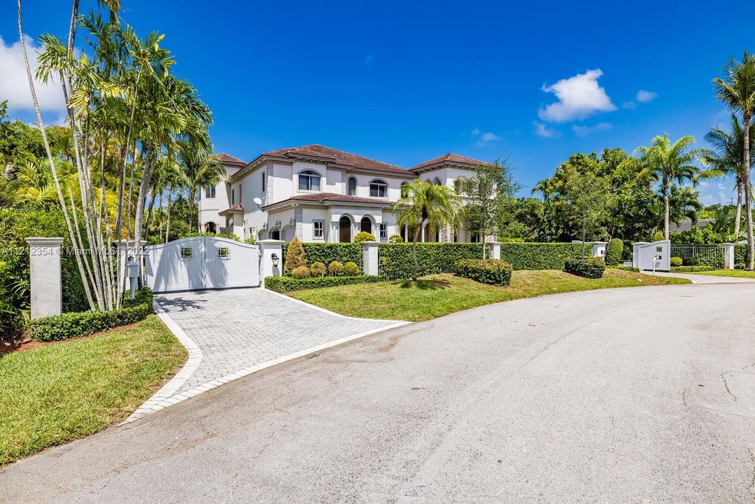 Recently Sold: $3,900,000 (6 beds, 6 baths, 5710 Square Feet)