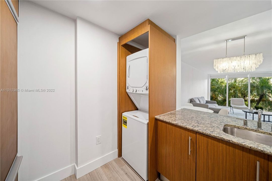 Recently Rented: $4,000 (1 beds, 1 baths, 896 Square Feet)