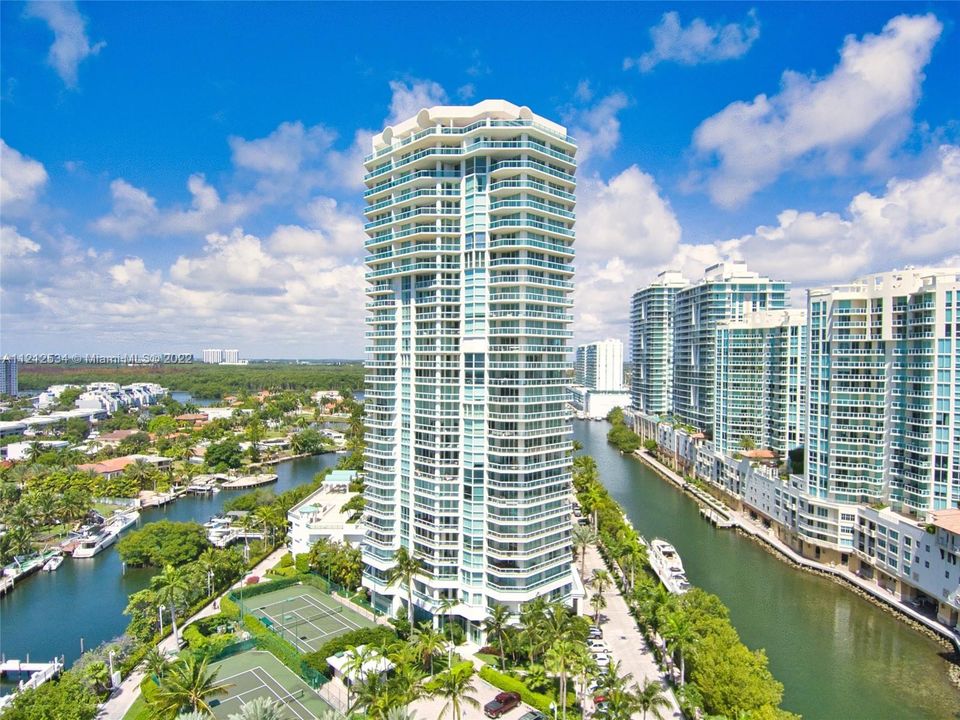 Recently Sold: $880,000 (2 beds, 2 baths, 1530 Square Feet)