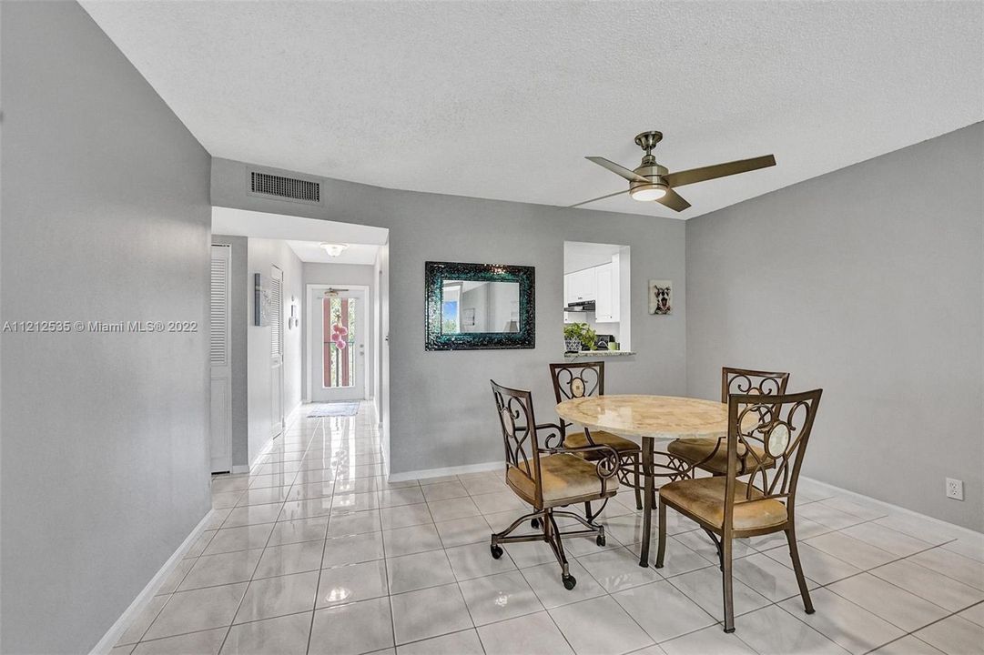 Недавно продано: $189,000 (2 спален, 2 ванн, 1100 Квадратных фут)