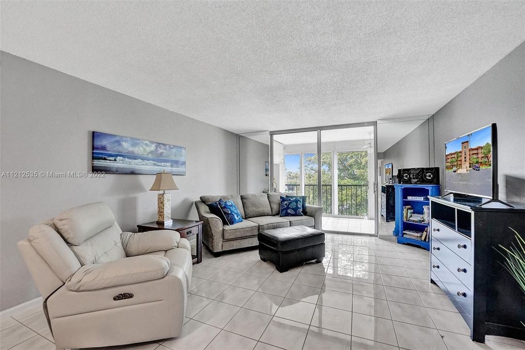 Недавно продано: $189,000 (2 спален, 2 ванн, 1100 Квадратных фут)