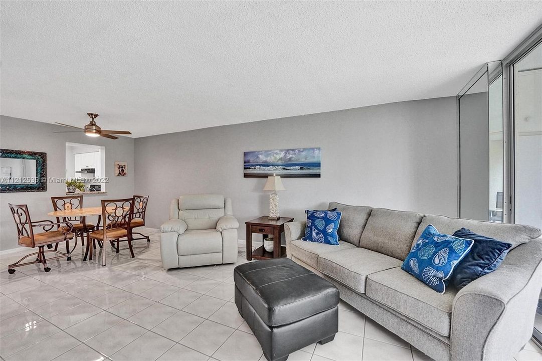 Недавно продано: $189,000 (2 спален, 2 ванн, 1100 Квадратных фут)