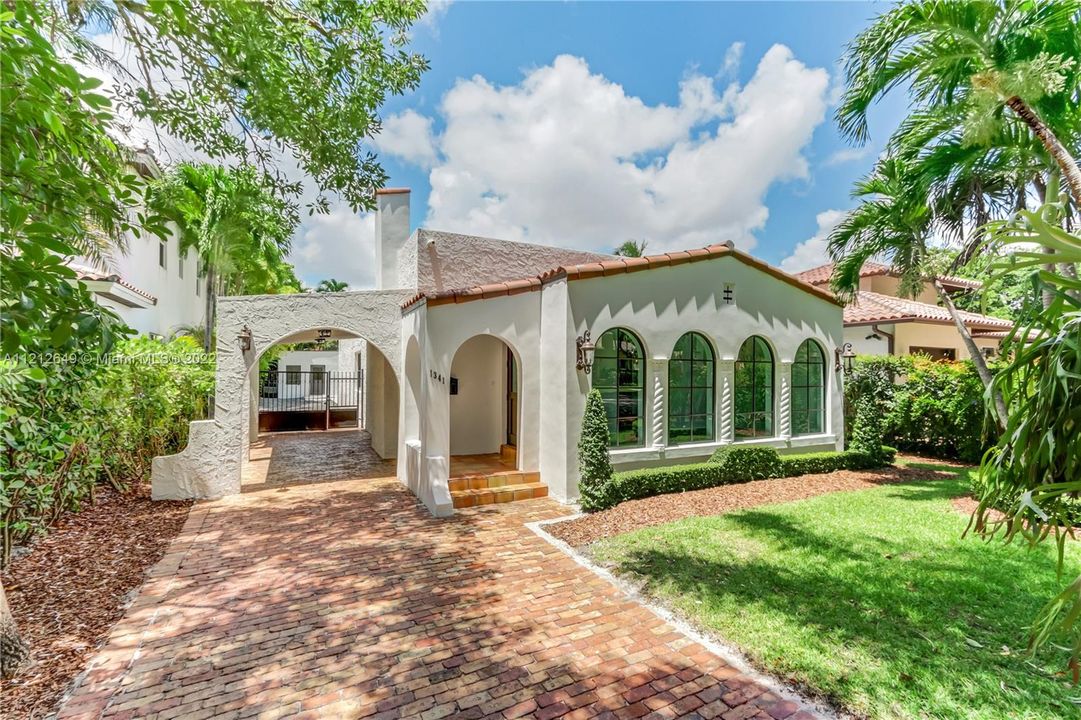 Recently Sold: $2,195,000 (4 beds, 3 baths, 2352 Square Feet)