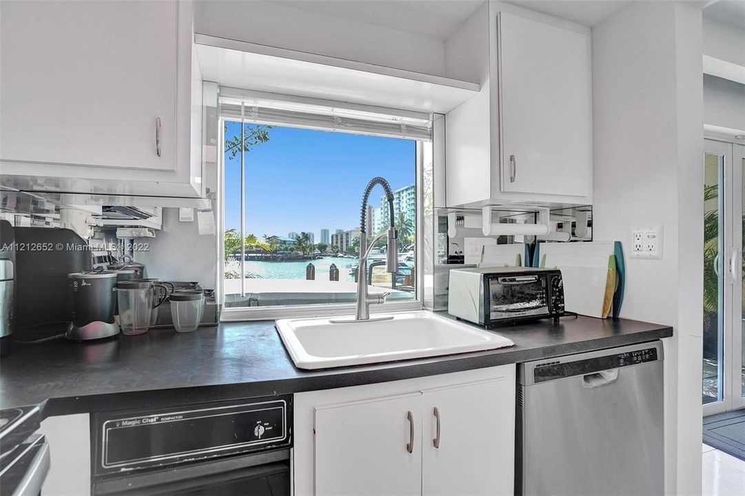 Recently Sold: $799,000 (3 beds, 2 baths, 1710 Square Feet)