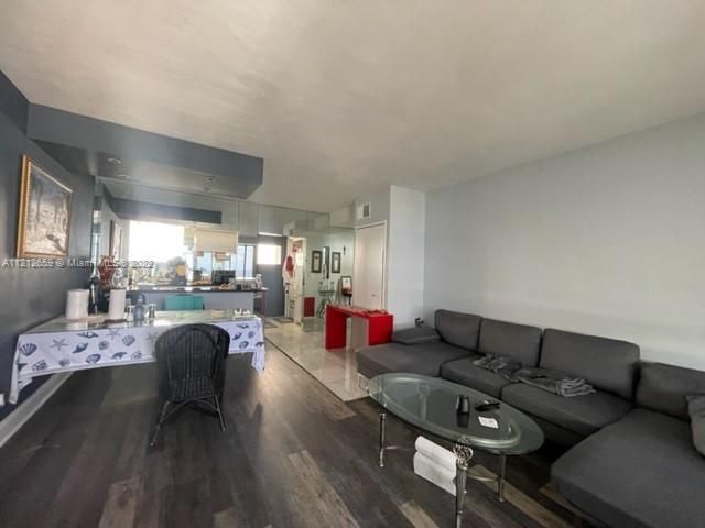 Recently Sold: $279,500 (1 beds, 1 baths, 805 Square Feet)