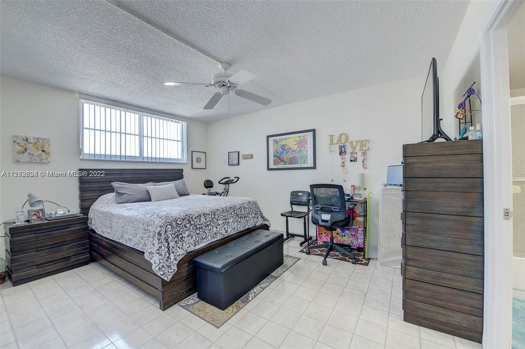 Recently Sold: $238,000 (1 beds, 1 baths, 786 Square Feet)