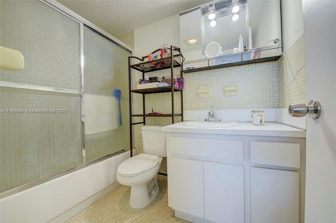 最近售出: $238,000 (1 贝兹, 1 浴室, 786 平方英尺)