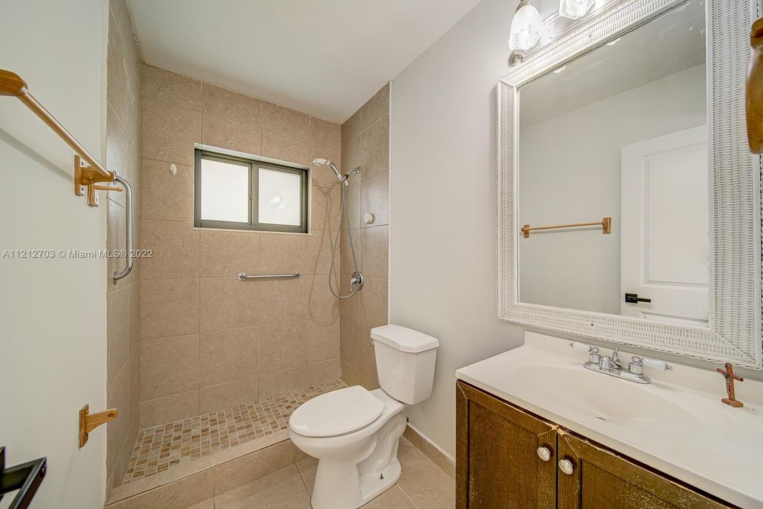 最近售出: $700,000 (4 贝兹, 2 浴室, 2100 平方英尺)