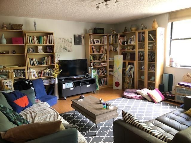 Recently Sold: $378,000 (3 beds, 2 baths, 1396 Square Feet)