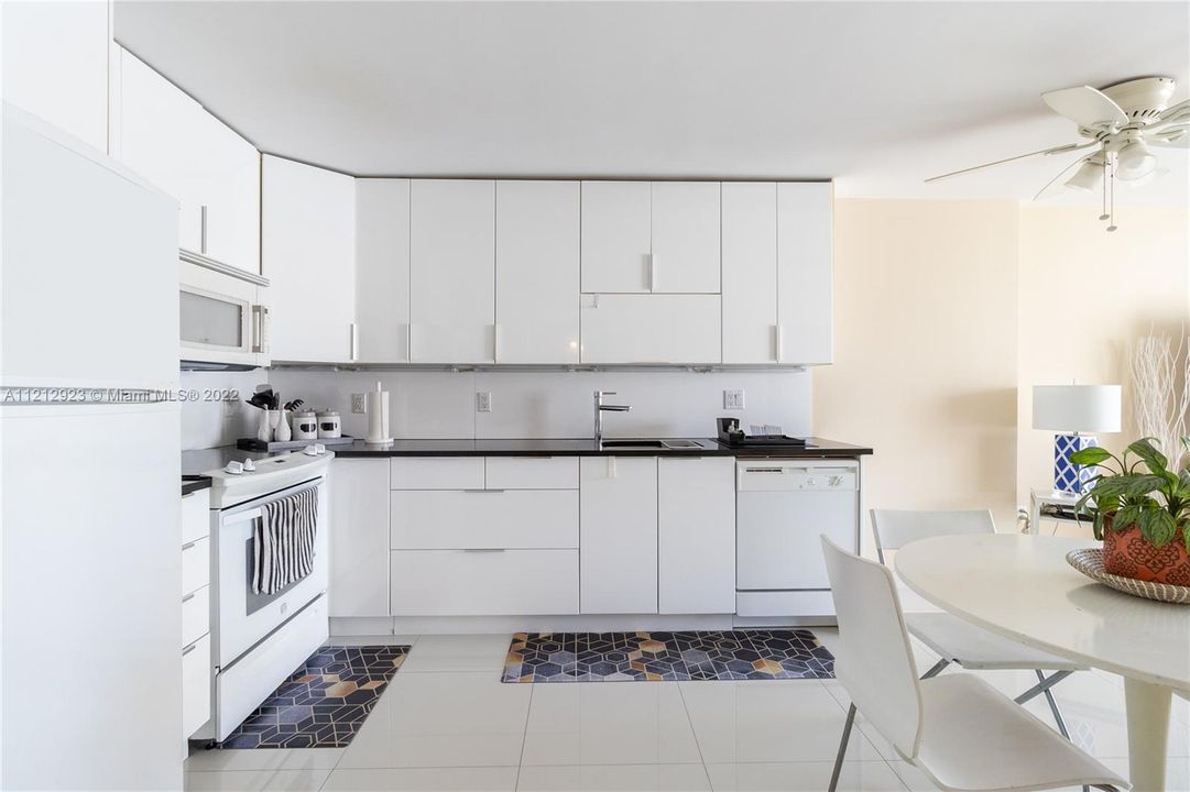 Recently Sold: $488,000 (1 beds, 1 baths, 656 Square Feet)